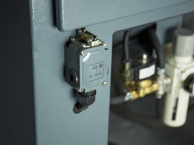 Концевыми выключателями, которые не позволяют производить струйные очистные работы, при открытых дверях