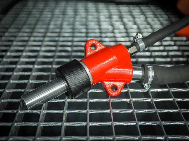 Классический пистолет с косым подводом абразивного материала